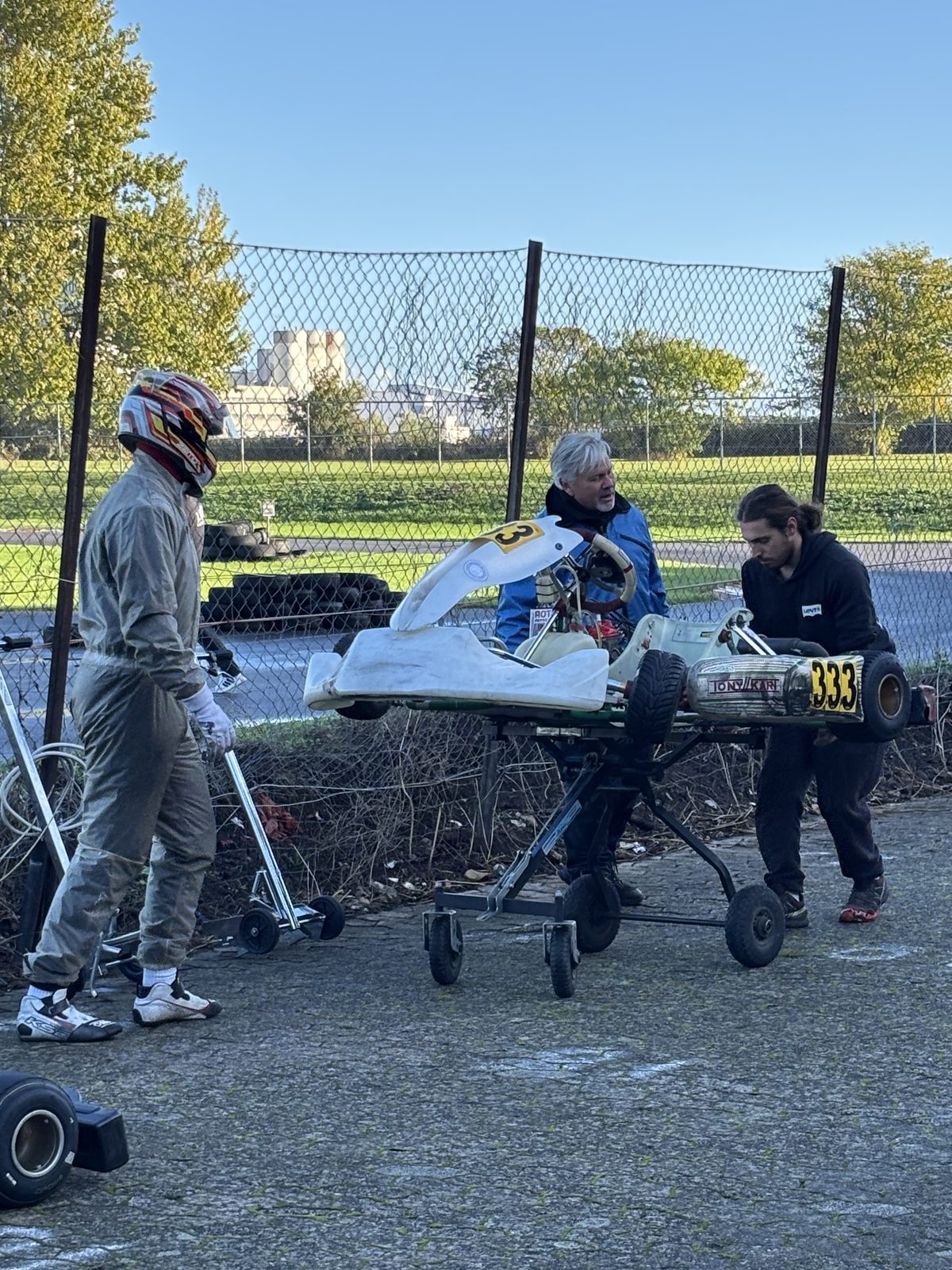 Knud-Magnus med hjelmen på ved siden af karten med nr. 333 på vognen