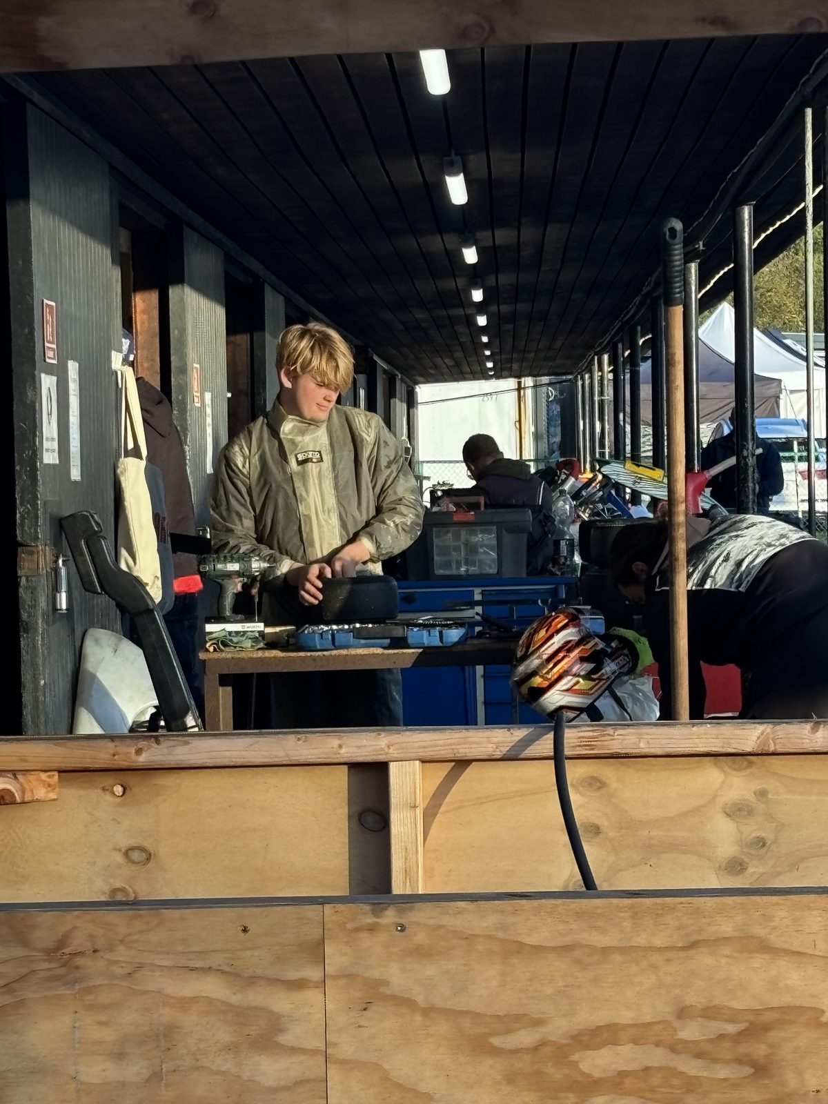 Knud-Magnus ved arbejdsbordet under halvtaget