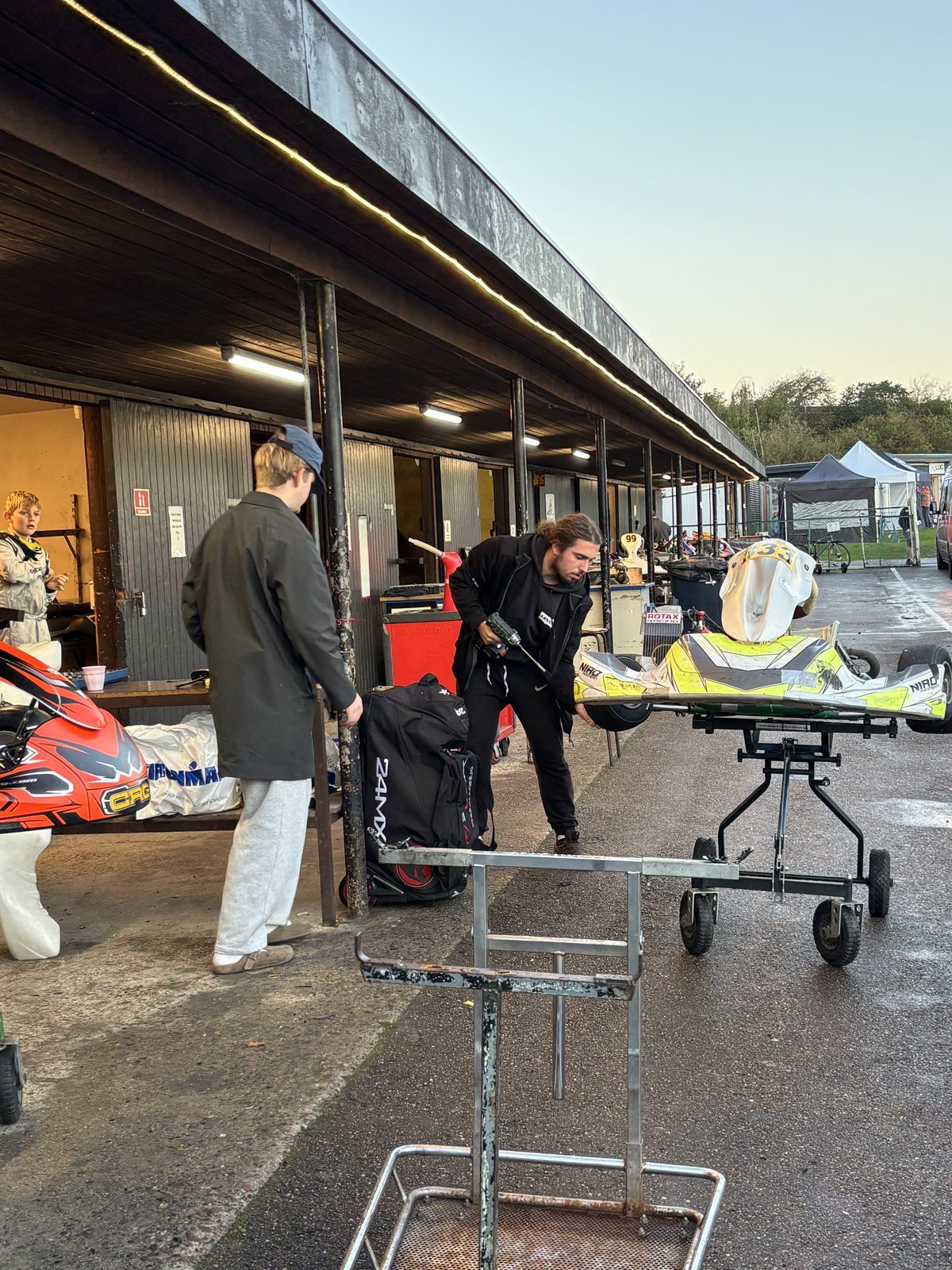 Depotområdet på Københavns Gokart Bane i morgensol