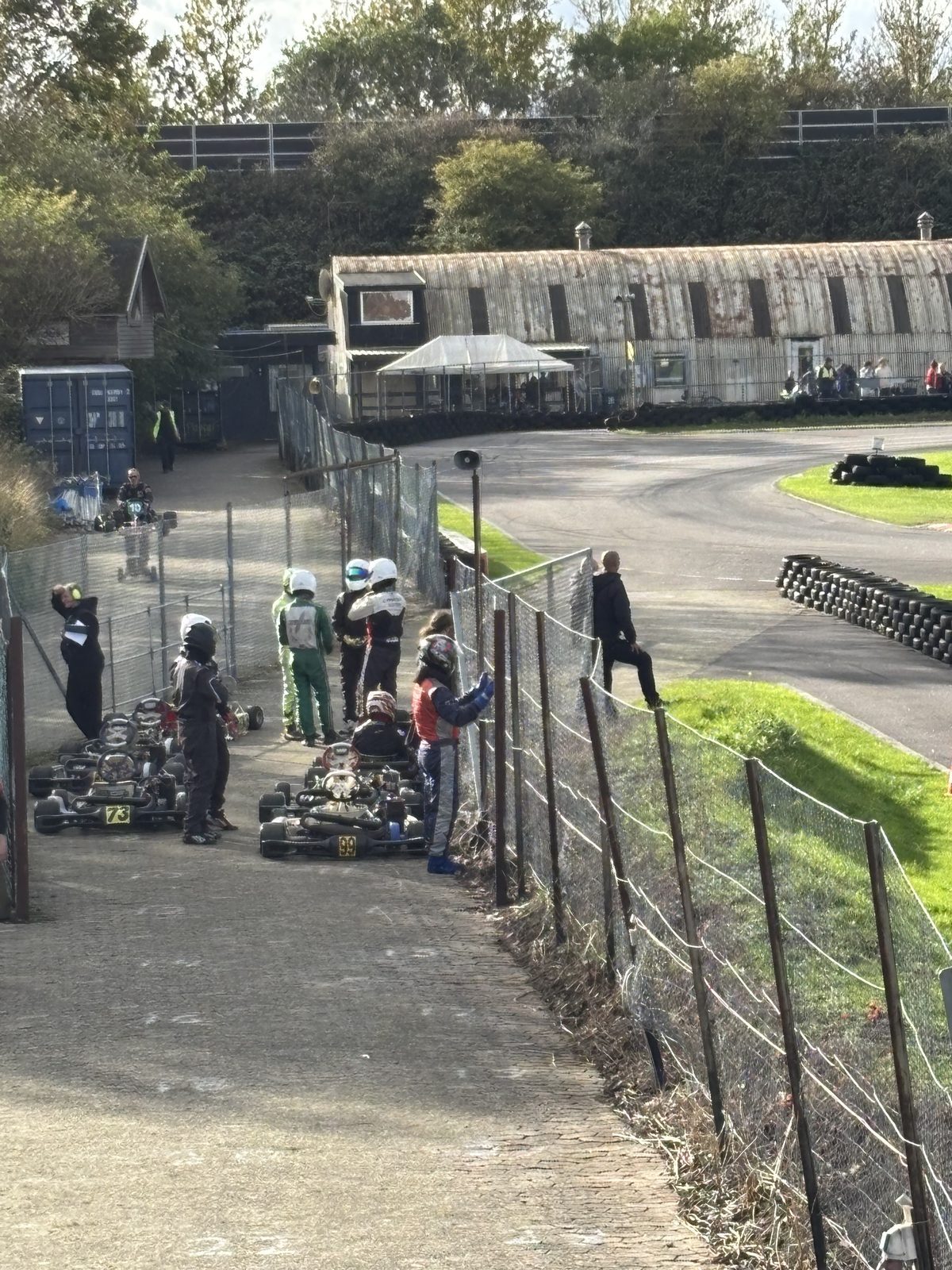 Karts og kørere klar ved udkørslen til banen