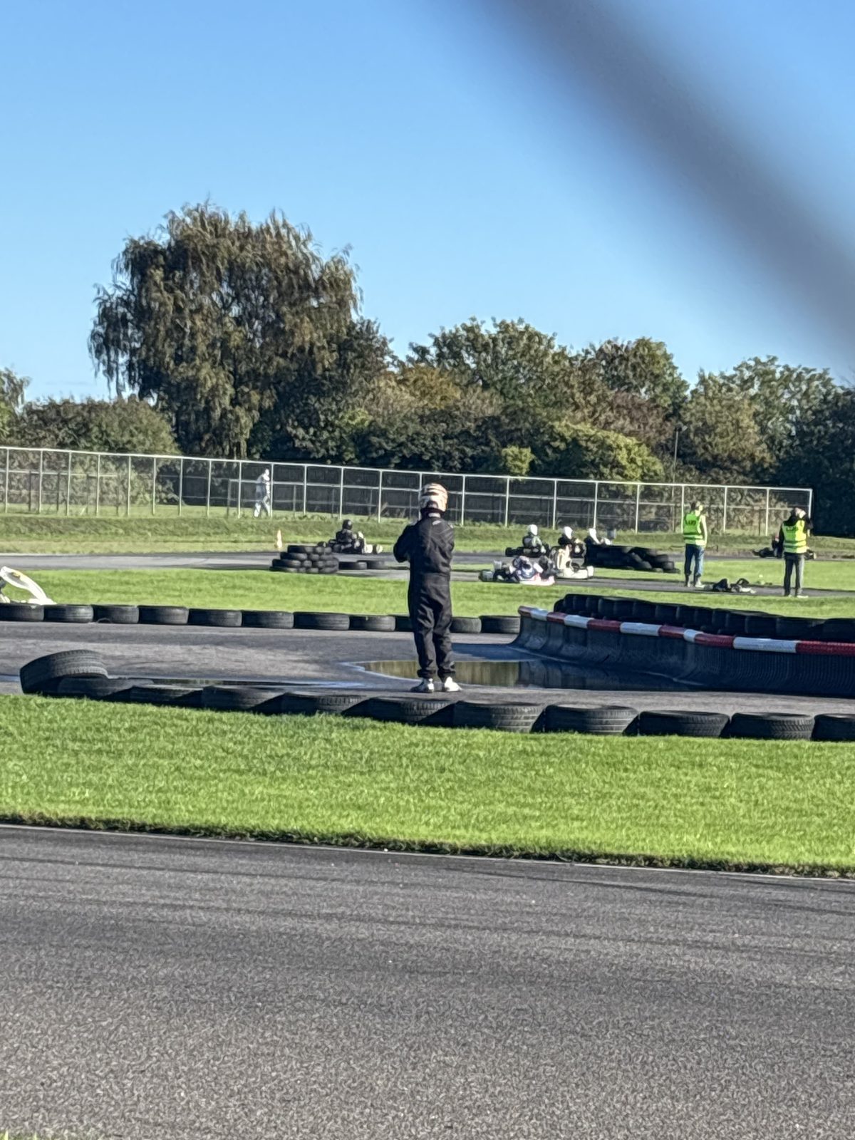 Udsigt over Københavns Gokart Bane med karts på banen