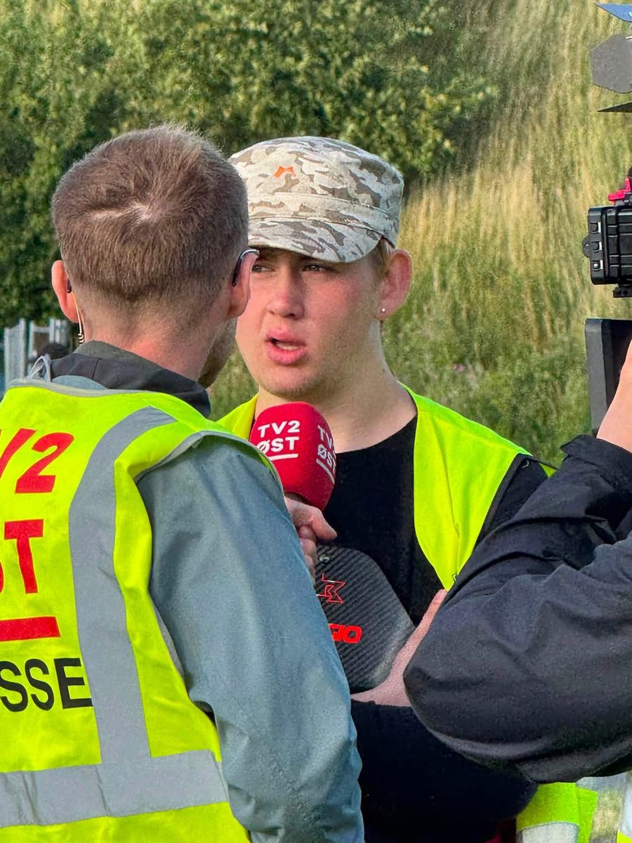 Knud-Magnus bliver interviewet af TV 2 Øst ved banen